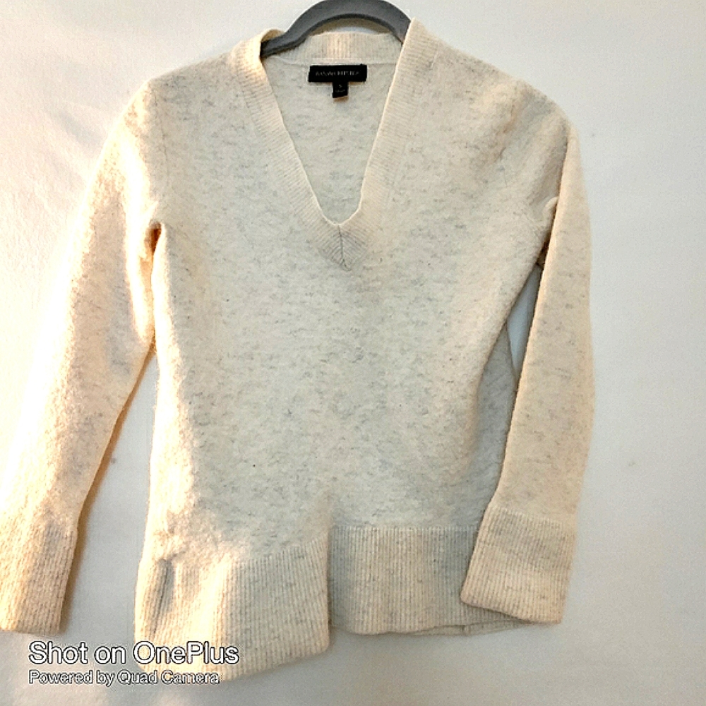🎁 Banana Republic Merino extra fine wool v-neck sweater size S.